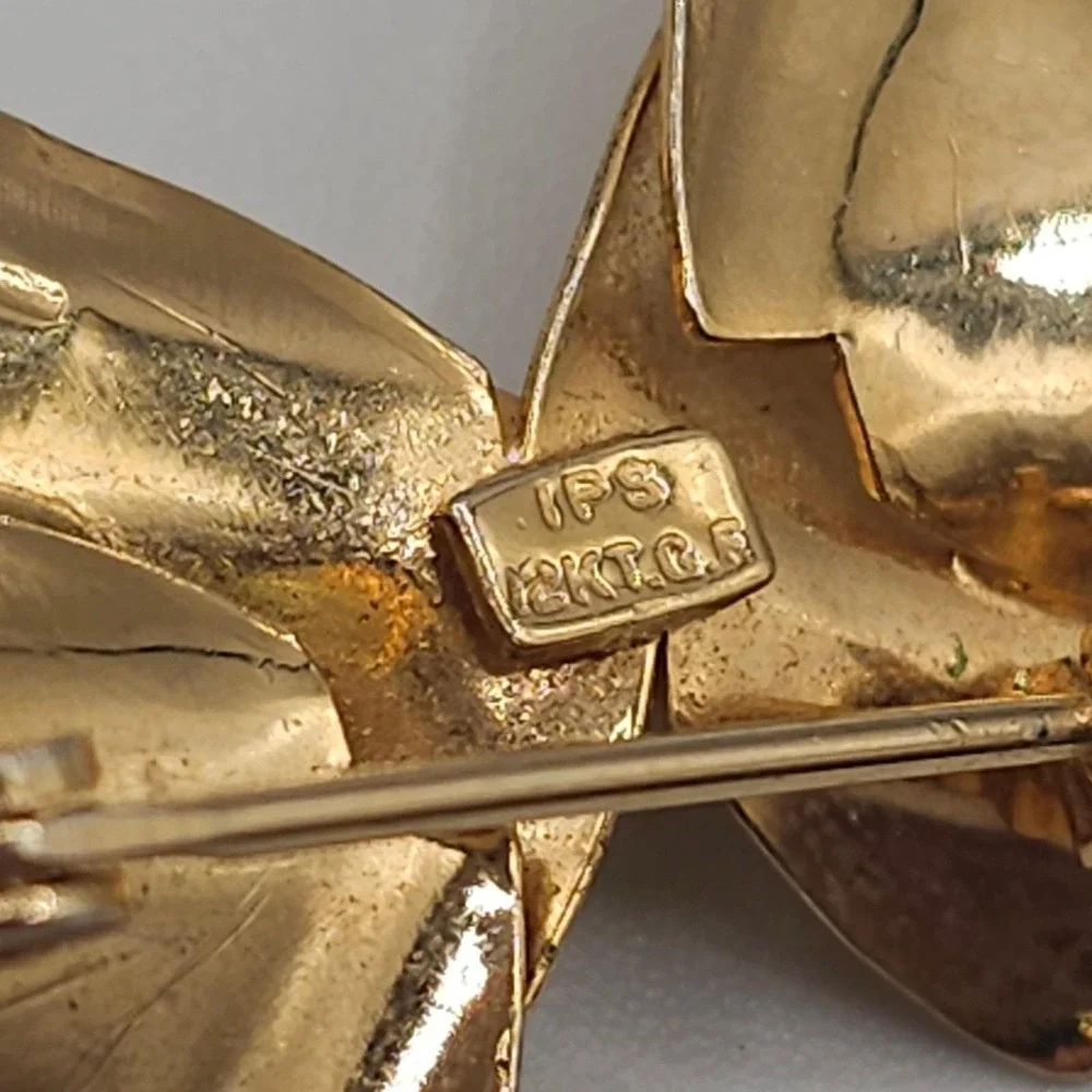 Vintage 12kt Gold Filled Bow Brooch Pearl‎ Textured IPS Pin Dimensional